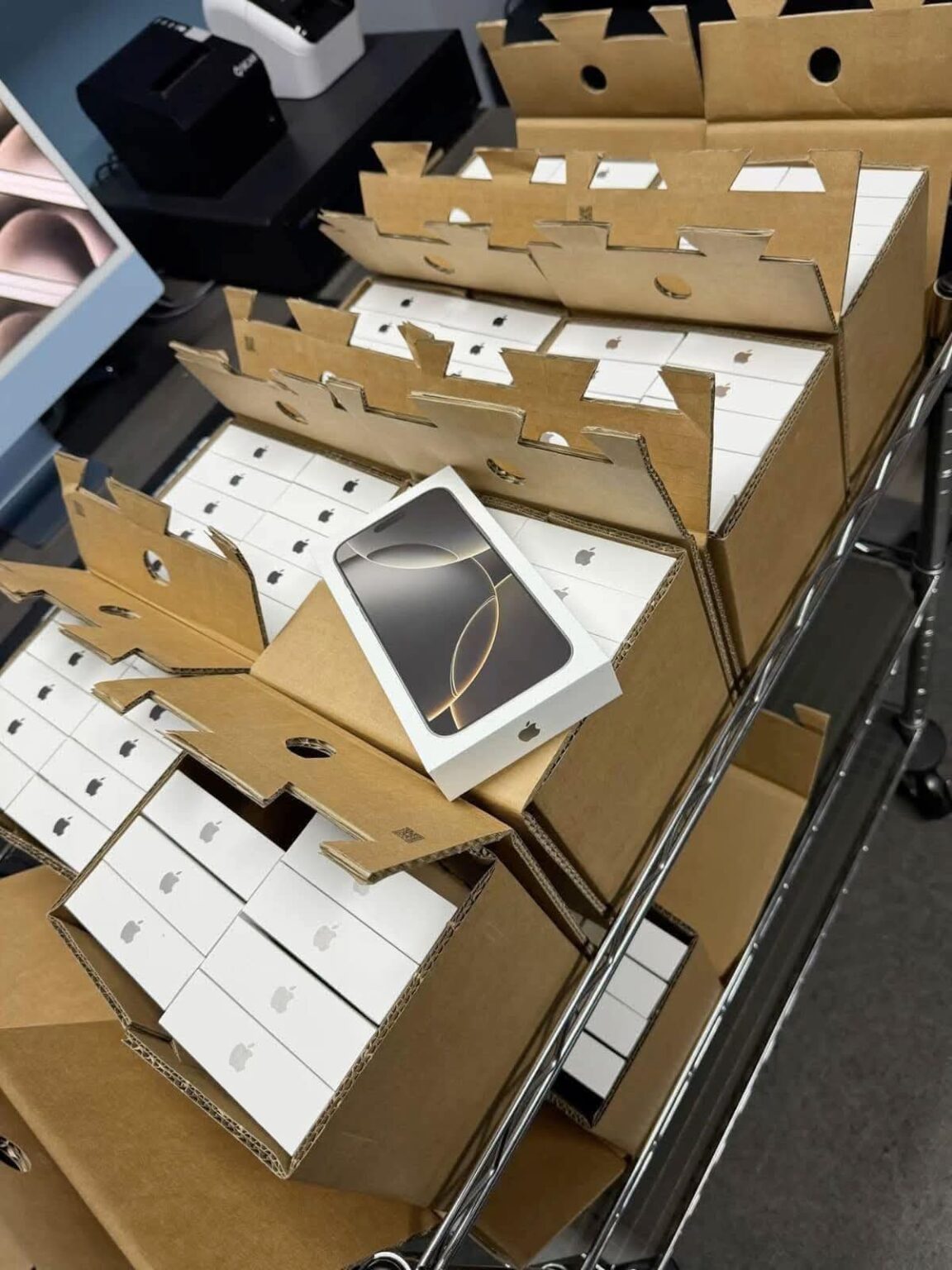Wholesale iPhone 16 Pro Max Liquidation Pallets - Image 3